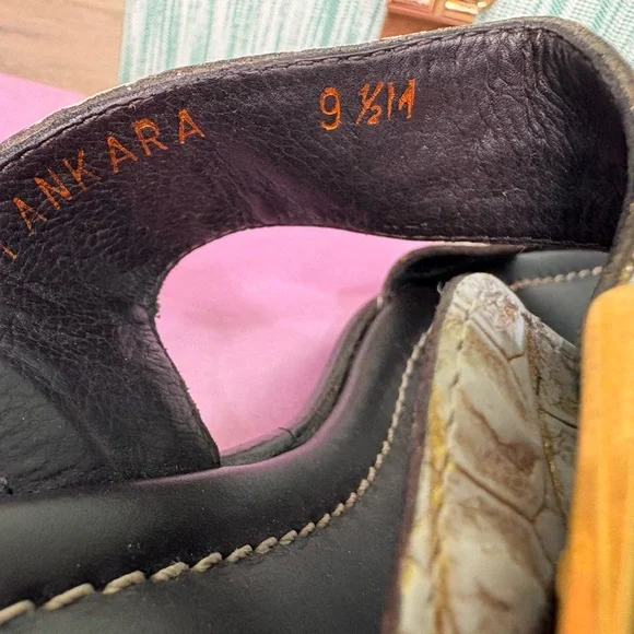 Donald J. Pliner Women's Gold and Cream Sandals - Picture 7 of 7